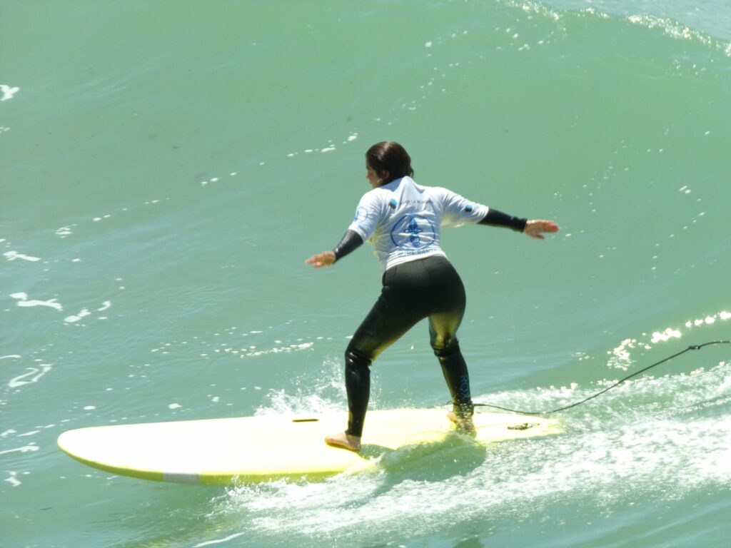 le programme surf sante pour le bien être physique mental et social des stages organisés a biarritz au pays basque